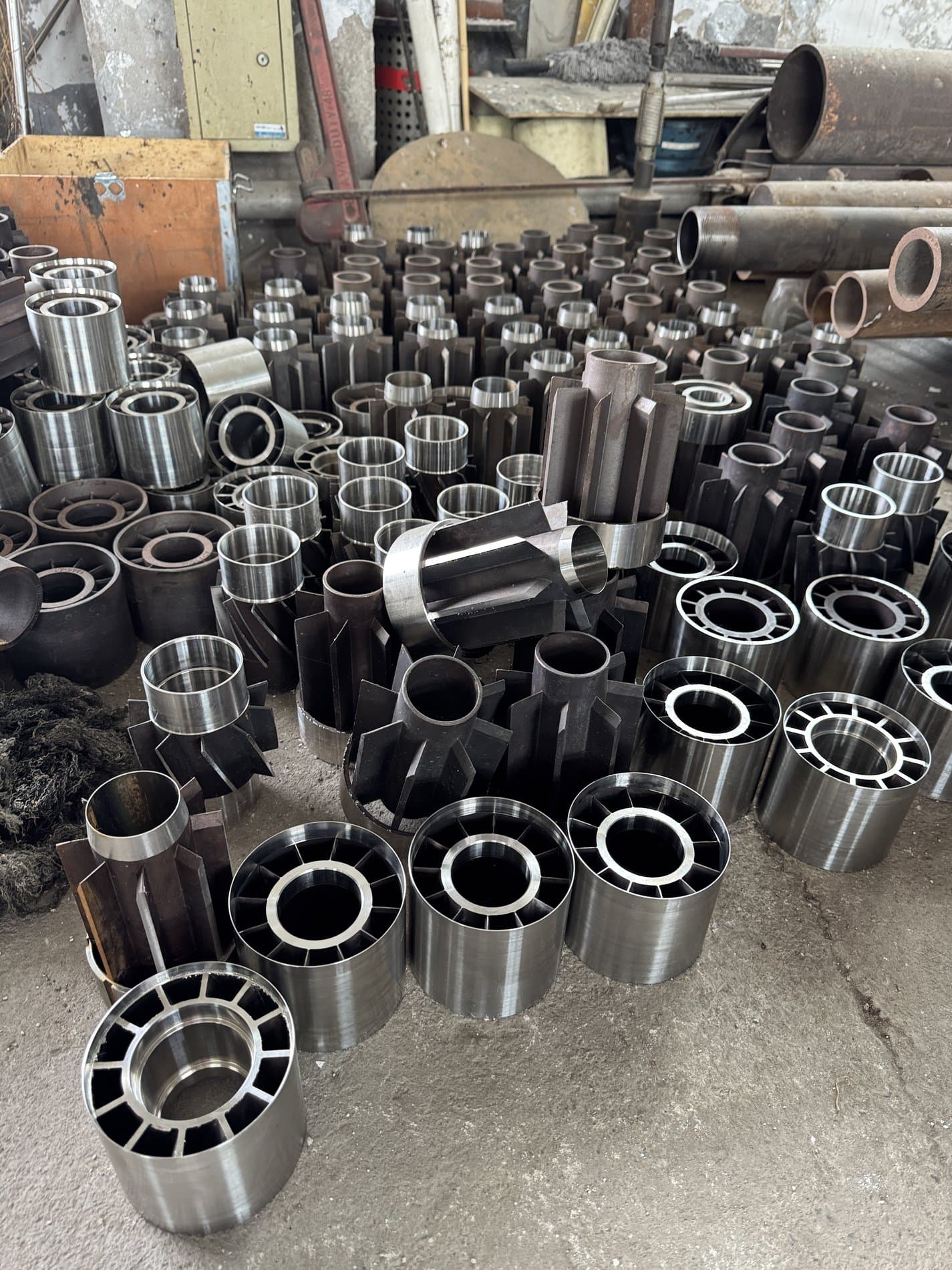 Tubular and bladed metal components in a workshop