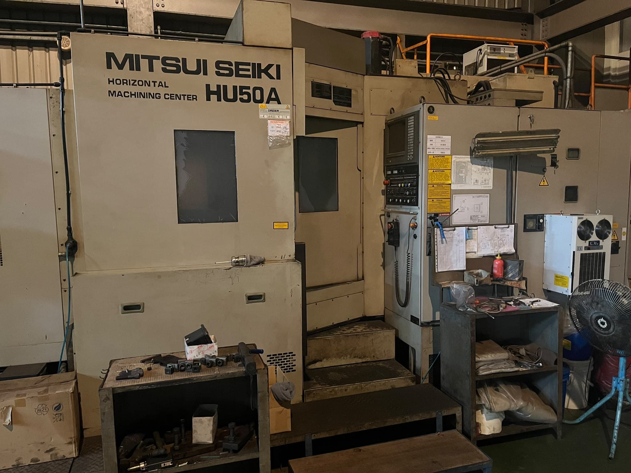 MITSUI SEIKI HU50A horizontal machining center and operator control